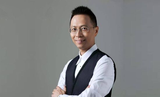 贝欣（张艾嘉 饰）与文子洋（周华健 饰）是两小无猜的情侣。由于“文化年夜革命”的原因两人分隔两地，交谊未变但贝欣由于外婆的关系无奈下嫁到英国。她要帮忙丈夫打理生意，仍遭到丈夫吵架，还要赐顾帮衬残疾的继女叶帆（袁咏仪 饰）。由于交通不测使双腿残废的叶帆脾性十分浮躁，骂本身骂他人。不久，在贝欣的鼓动勉励与关切下，叶帆有了极年夜的好转。但丈夫陷溺赌钱终究欠下巨债。贝欣决议与丈夫离婚，带着叶凡回喷鼻港糊口。回港不久贝欣又赶上财富胶葛，合法她下嫁律师高骏（赵文瑄 饰）作为胜出讼事的赌注时，初爱情人文子洋呈现了，并为叶帆治愈了疾病。叶帆爱上了这位风姿潇洒的大夫……